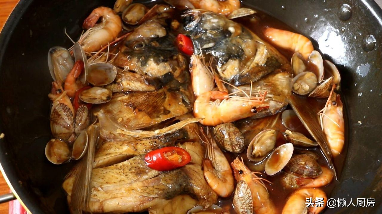 鱼头焖花蛤,这才是花蛤和虾最好的做法