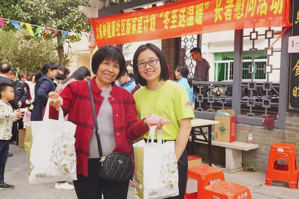 冬日里的温暖传递,冬日的温暖和幸福在彼此间传递