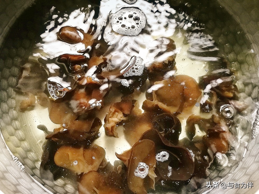 洋葱拌木耳洋葱泡水吗,洋葱拌木耳洋葱怎么做才不会辛辣