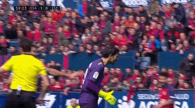 西人门将突然爆发！失球后现1奇怪举动染黄，只为武磊替身出头