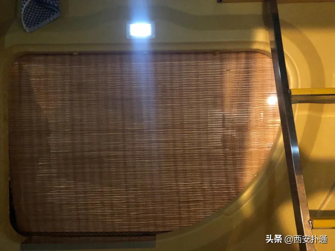 我住进西安37元一晚的胶囊房,扒开了西漂的另一面