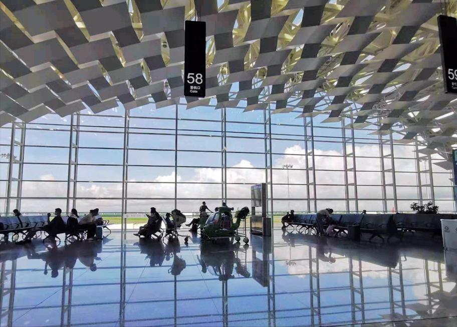 女孩学空乘专业要什么条件,初中毕业学空乘专业靠谱吗