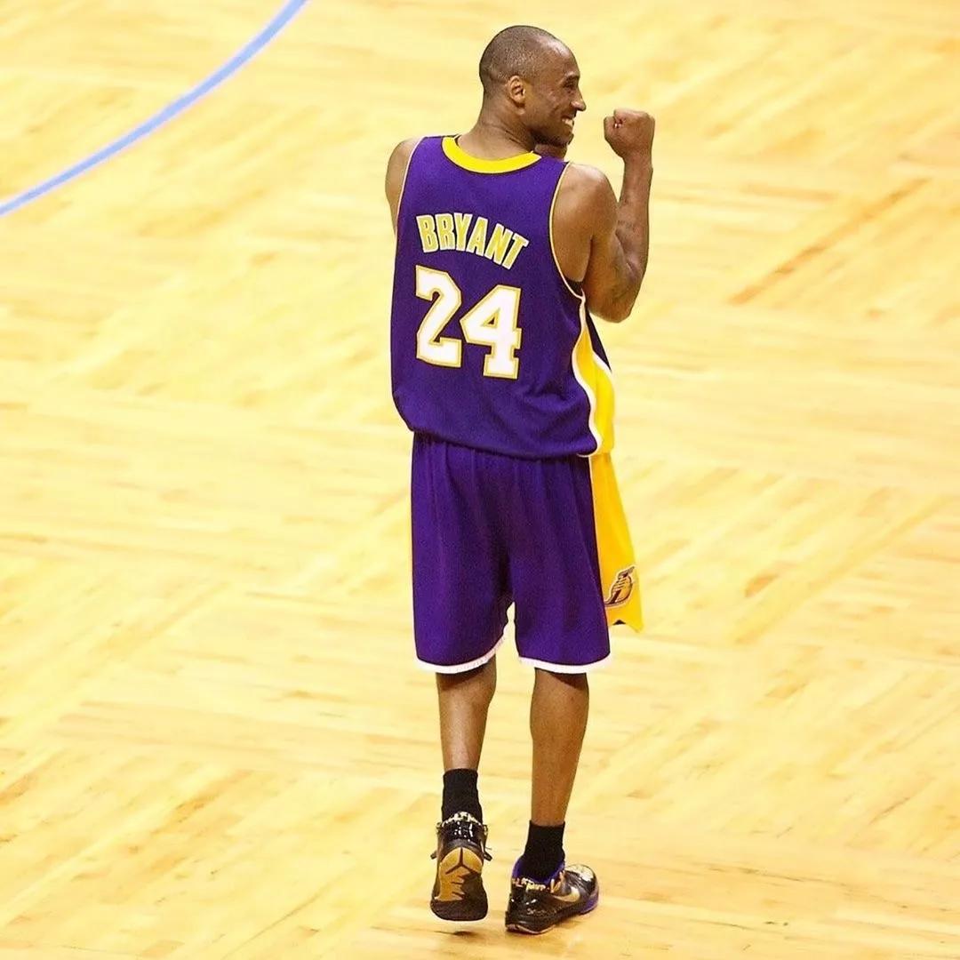 科比生涯最高分穿什么鞋,科比五名人堂配色nba上脚