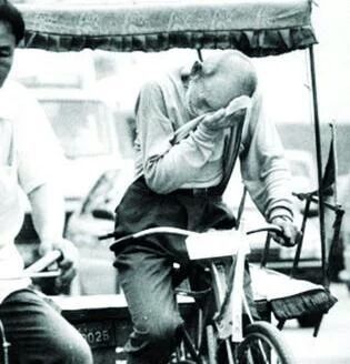 泪目瞬间快递小哥,单腿小哥冒雨送外卖