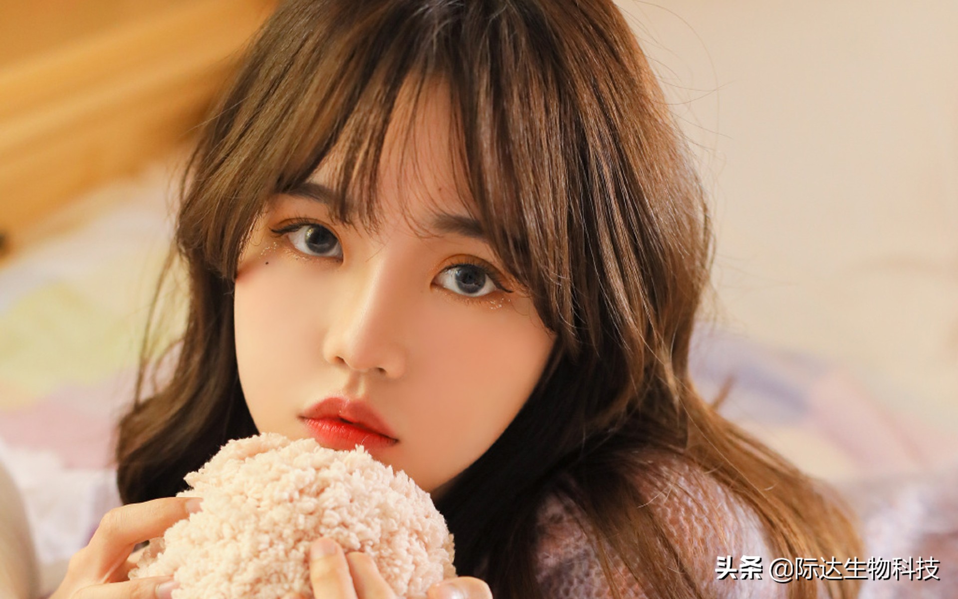 叮咚!你的眼部肌肤已欠费!再不护理,将影响正常使用…