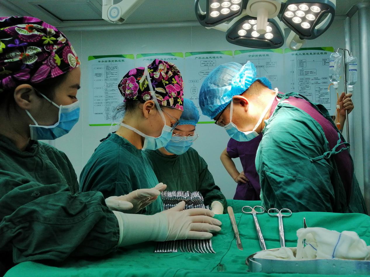 她得了这个怪病后,每次来月经都要用掉15片纸尿裤、60片姨妈巾