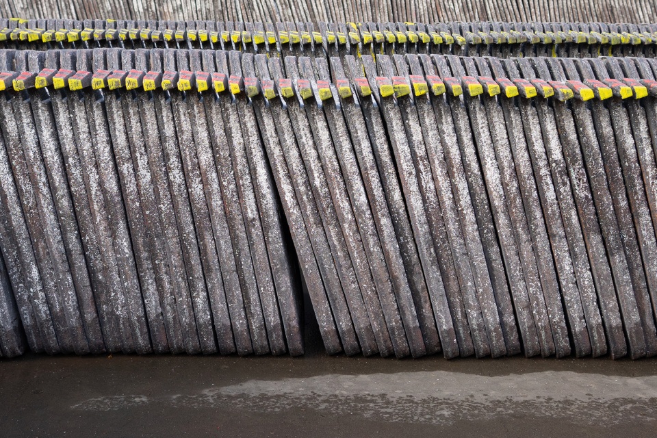 “这就是铜”家具系列，讲述原生金属及其材料背景的完整故事