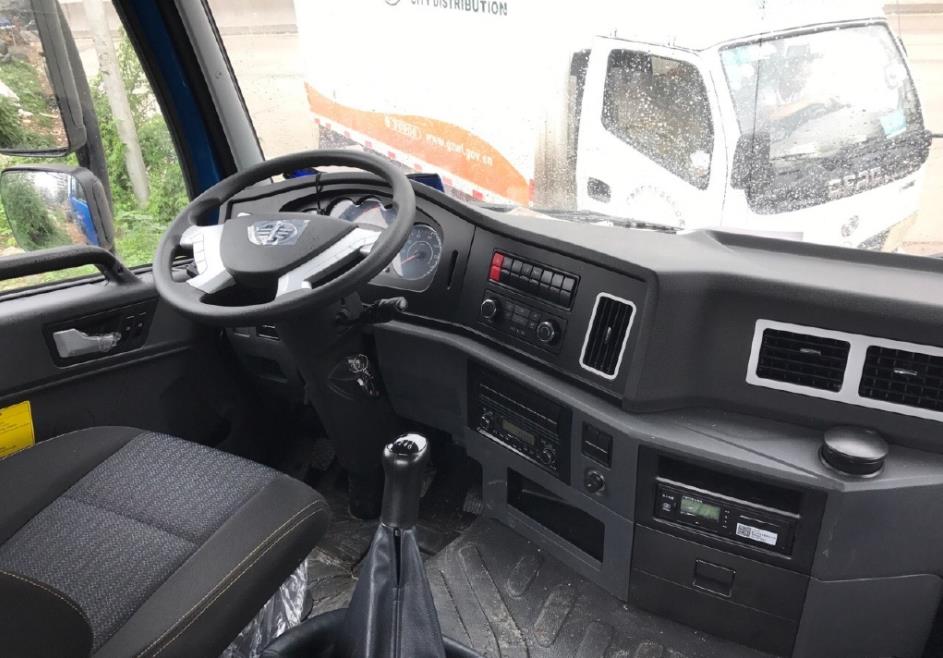 傻傻与天V分不清街头看解放悍V375重型牵引车