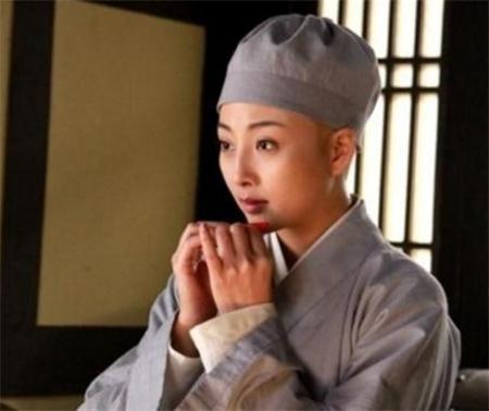 浙江有位尼姑还俗,嫁给大22岁的丈夫,生下一子成天下闻名的总统