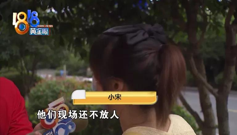 一家三口旅游回来发现自家门锁,一家三口被锁门外