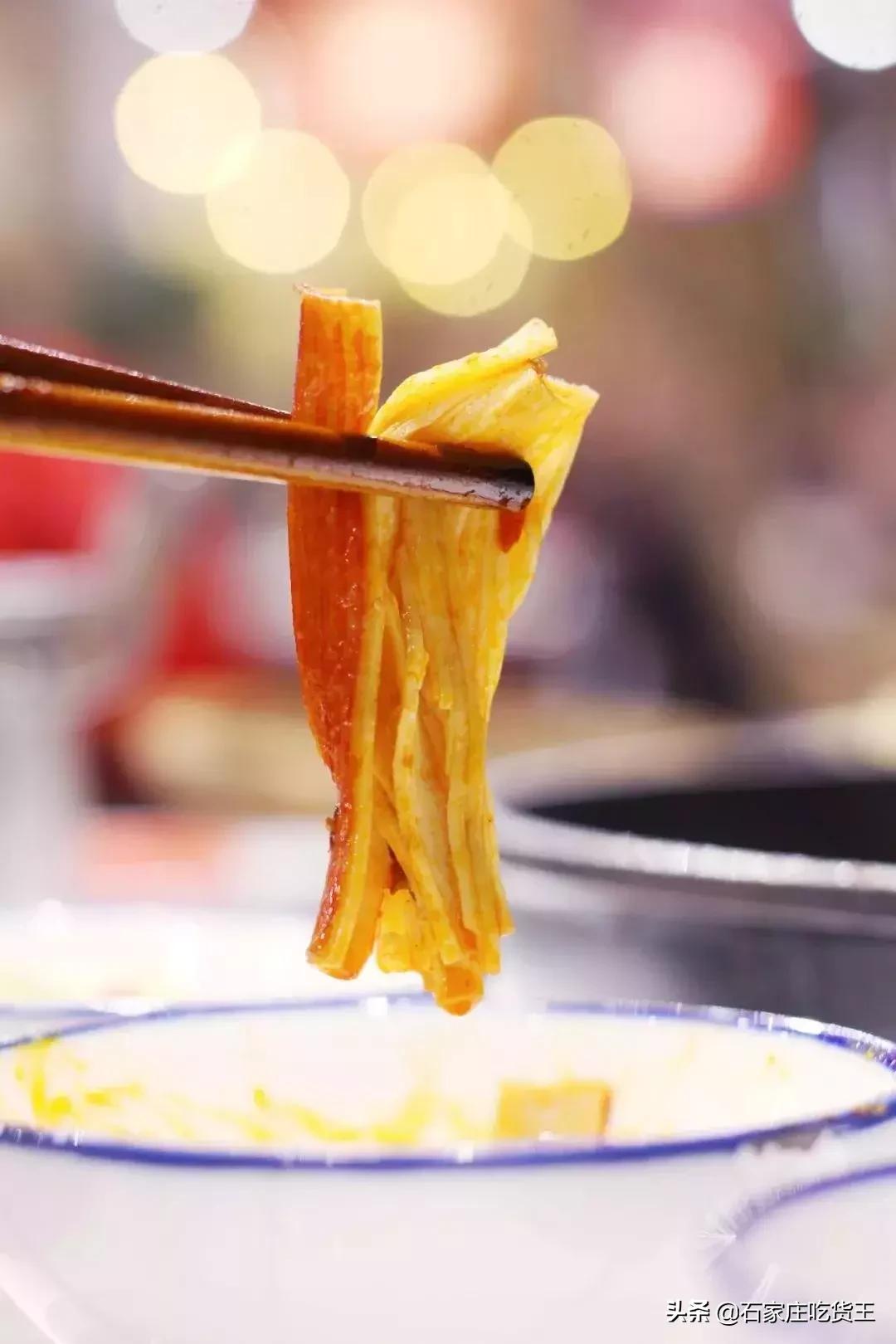 网红“爸爸”终于来了！1分钟就能吃的牛排火锅，连锅底都有肉