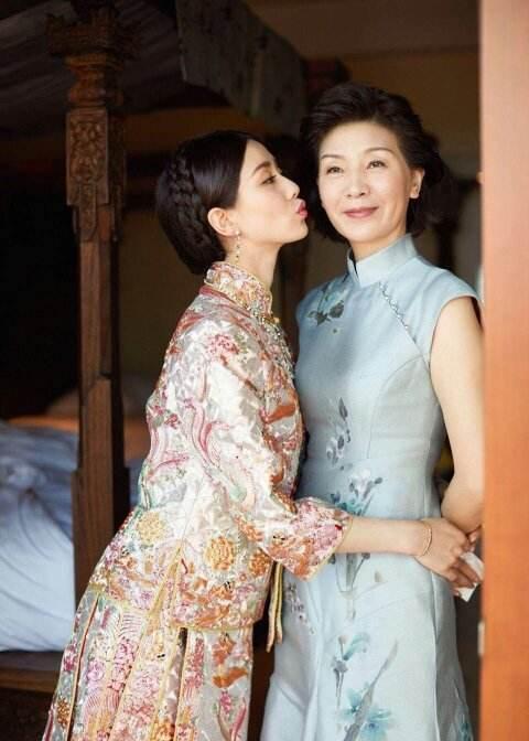 刘诗诗和她妈妈的气质也太好了，旗袍造型显身段，看着就很高级
