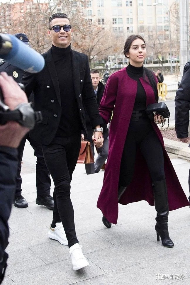 去专柜试一下嘛，看起来笨笨呆呆的亚子，一试就香了