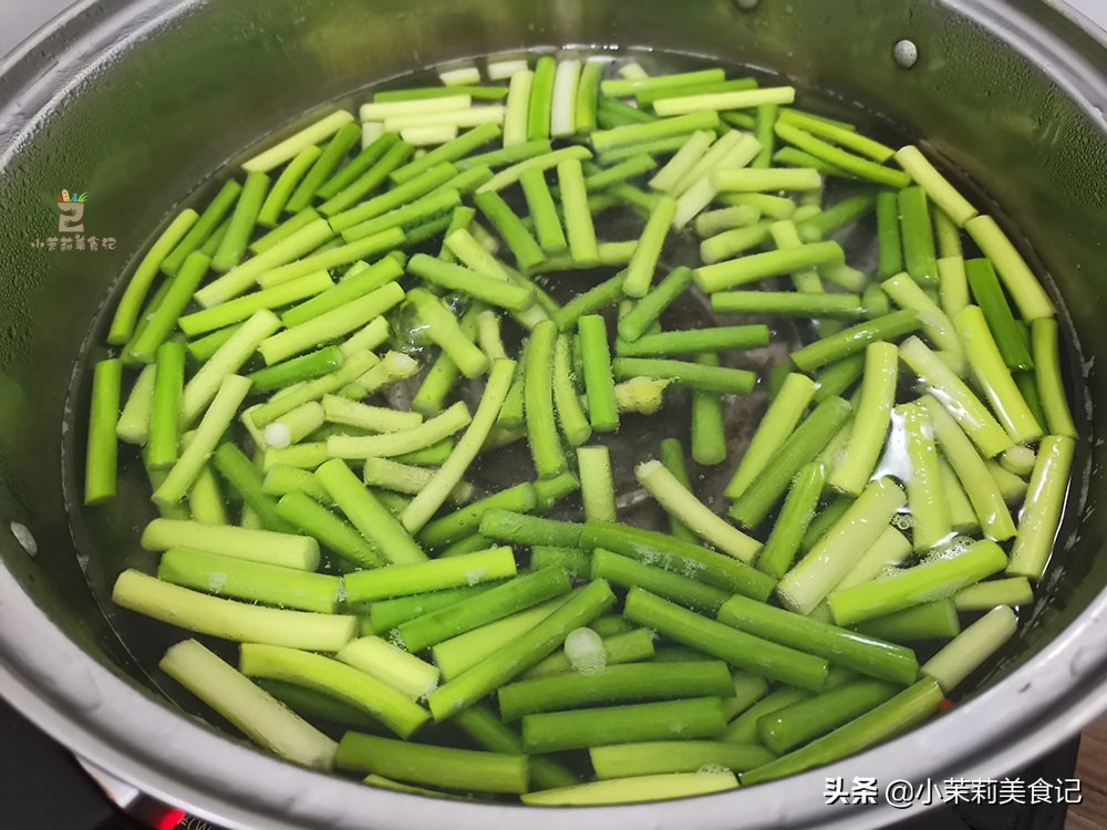 炒蒜薹容易糊怎么回事,炒蒜薹放葱花不