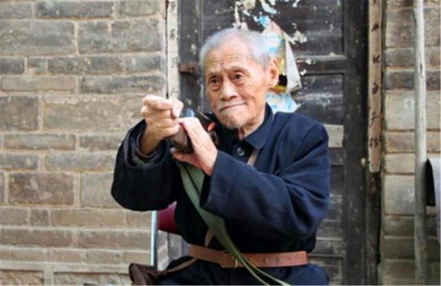 抗战老兵缴获一把日本军刀,抗日战争时期缴获日本皇族武士刀