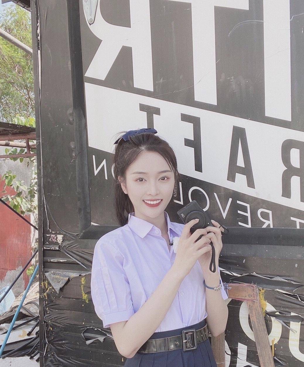 吴宣仪穿低领装拍摄的写真大片,火箭少女吴宣仪表情