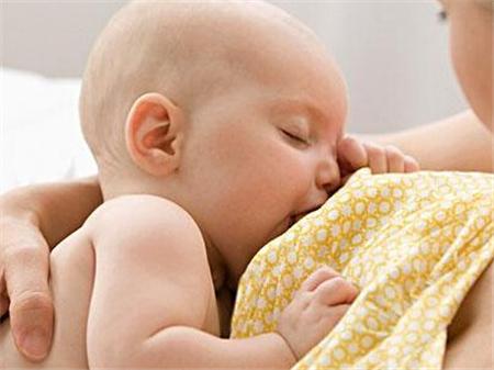 产妇腋下有多个小硬块怎么回事,产妇腋下有硬块怎么回事