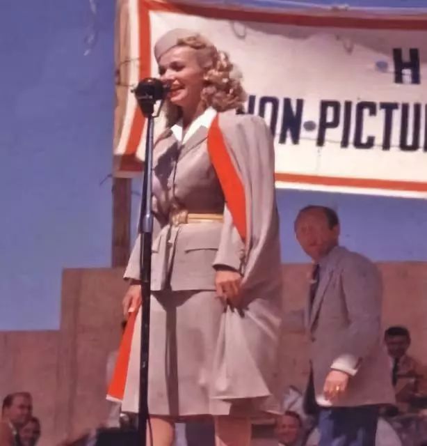 梦露最早的封面照,梦露一开始是金发吗