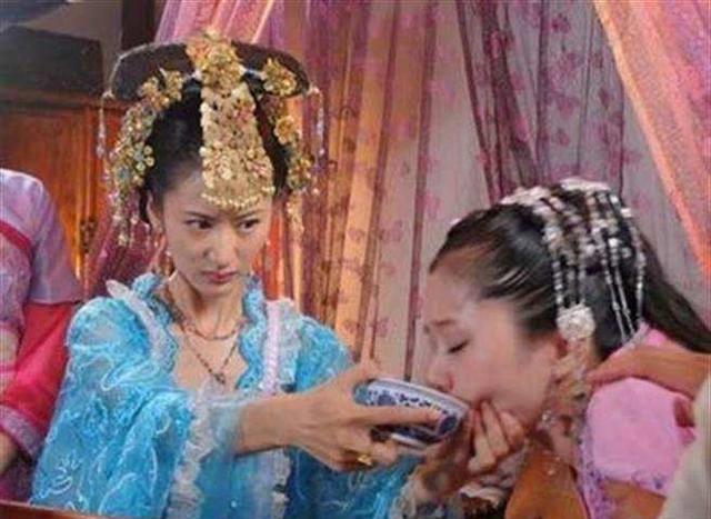 皇后打了年长的宠妃，皇帝大怒，皇后被废掉，后来却享受太后待遇