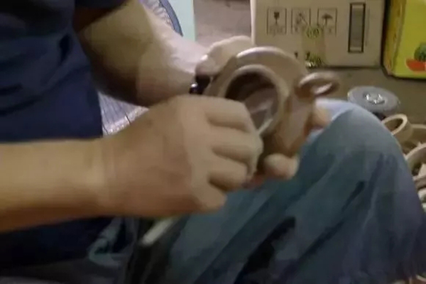 手工壶内壁有裂纹怎么回事,壶盖有点活动是瑕疵壶么