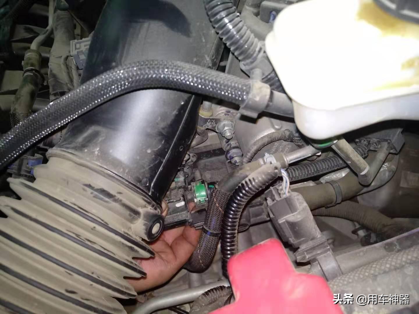 发动机舱突突突异响是怎么回事,过烂路发动机舱有异响怎么回事