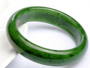 邓丽君一直佩戴的玉镯是圆的吗,邓丽君的翡翠手镯