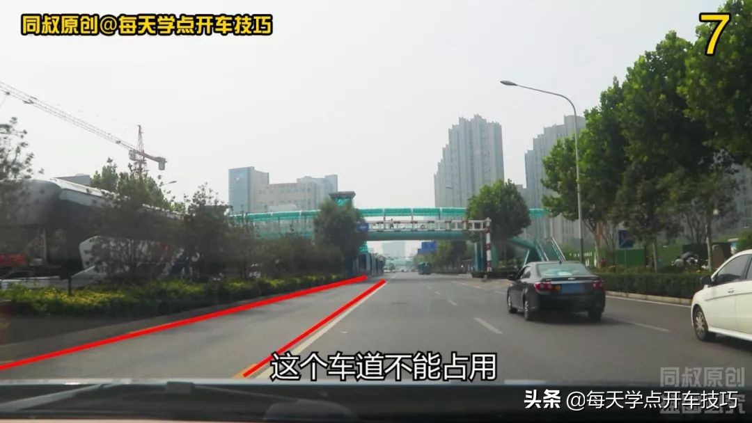 直行右转弯车道要不要看信号灯,路口怎么看信号灯右转弯正确走法