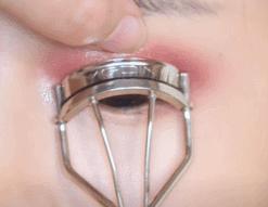 眼妆画完一会就脏掉了,眼妆一画就显得凶