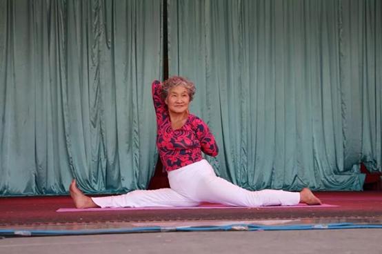 85岁中国第一瑜伽老人自练瑜伽,每天练习瑜伽两小时的68岁老太太