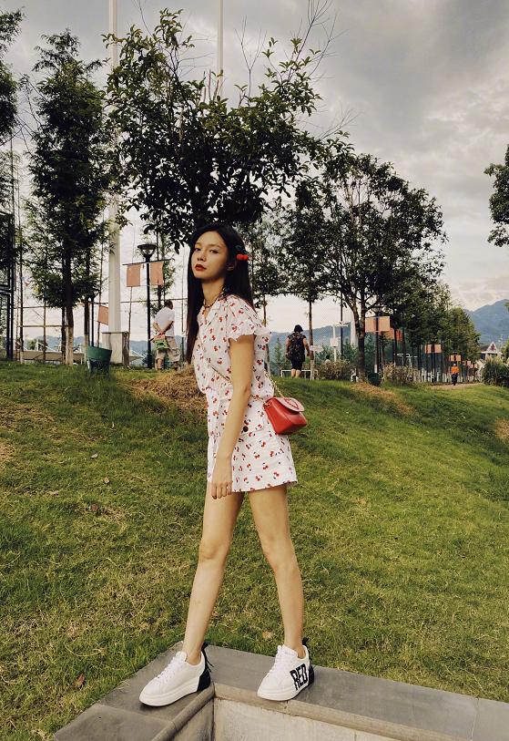 钟楚曦沈梦辰,沈梦辰红色斜肩蝴蝶结高开叉礼服