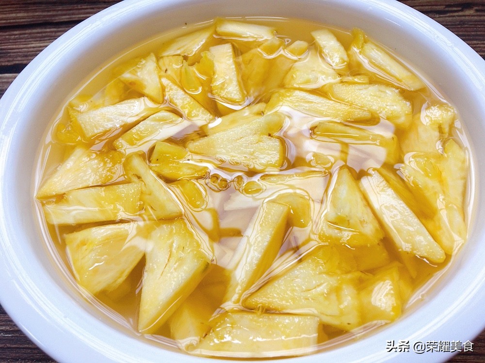 菠萝不用蘸盐水可以直接吃么,菠萝不辣嘴的方法