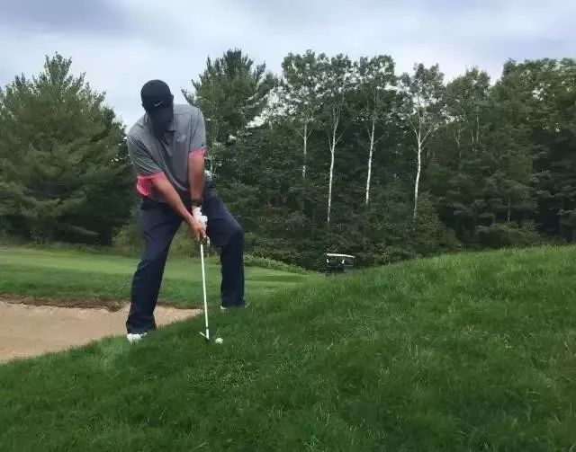 高尔夫球最佳球位,高尔夫球高脚低球位打法