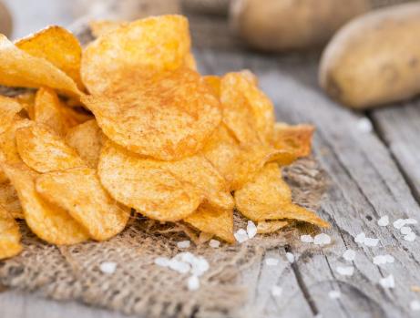 炸薯片时，别直接下锅炸，多加1个步骤，薯片薄又脆，比锅巴好吃