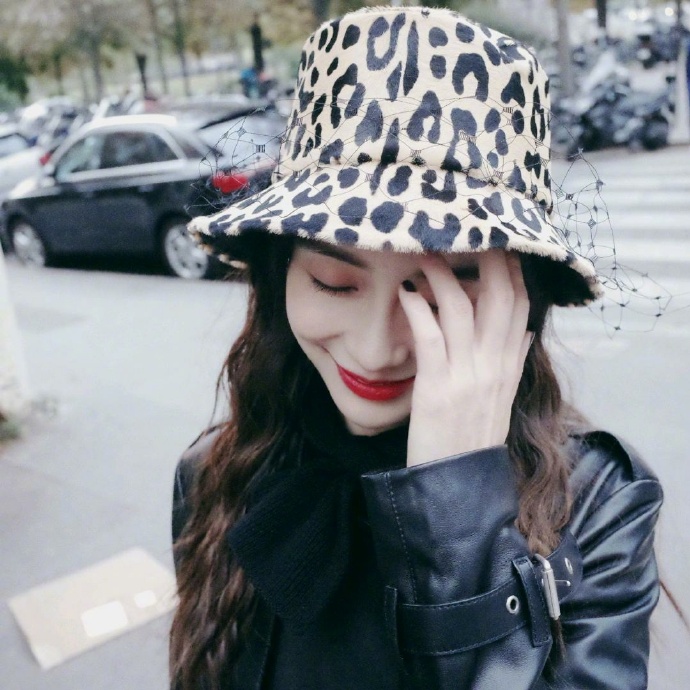 baby深夜撸串补充体力，携助理赶行程累到狂打哈欠