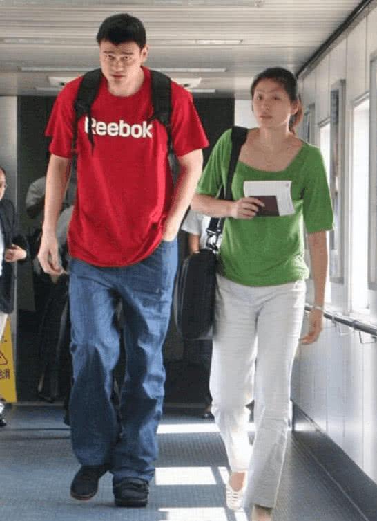 姚明与他十岁女儿的身高,女版姚明14岁女孩身高2米26轰42分