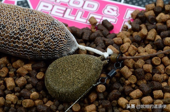 外国人钓鱼打窝技巧,老外用超大饵钓鱼