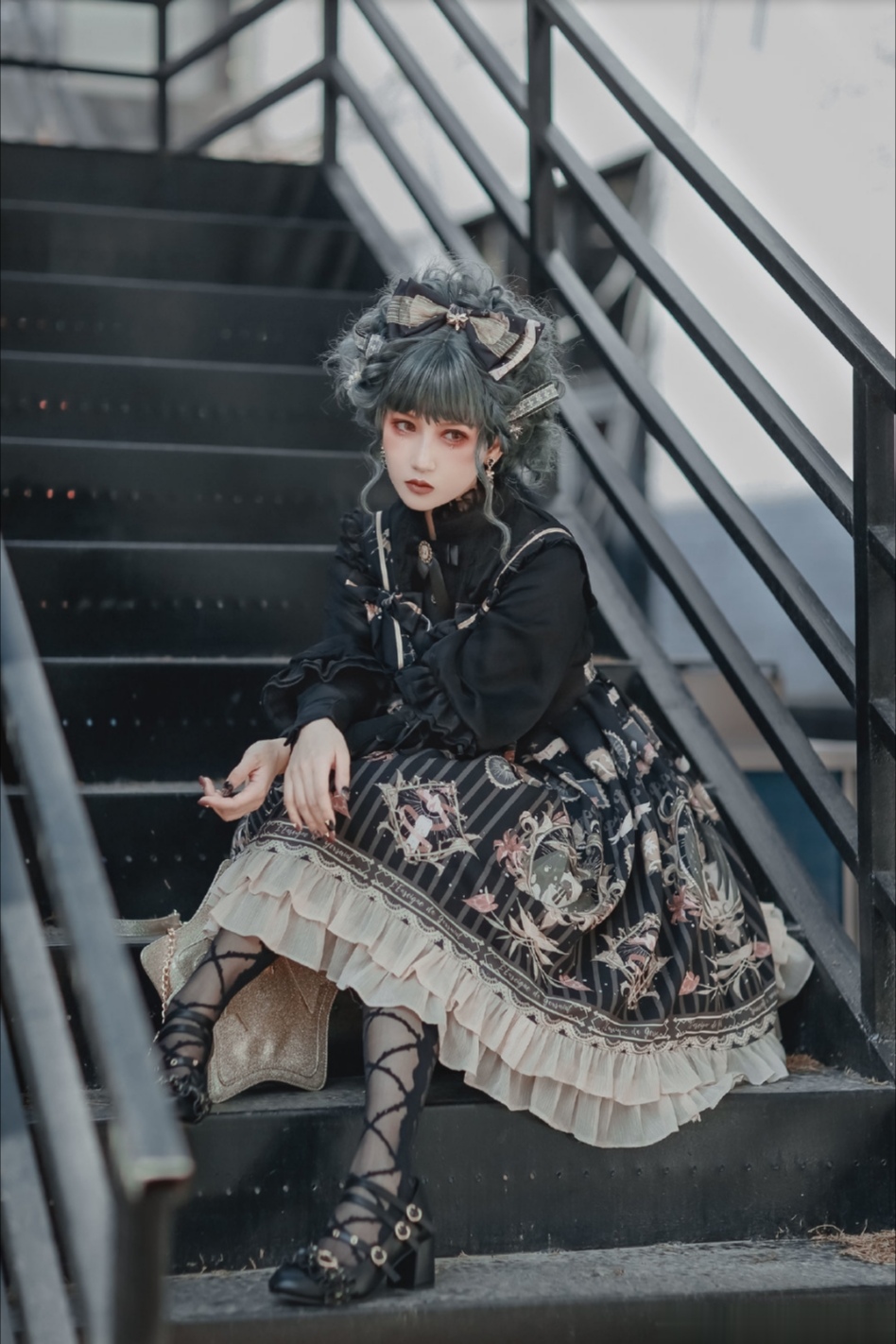 华尔笔下的堕天使,灰蓝盘发哥特lo娘,厌世妆容黑暗而优雅