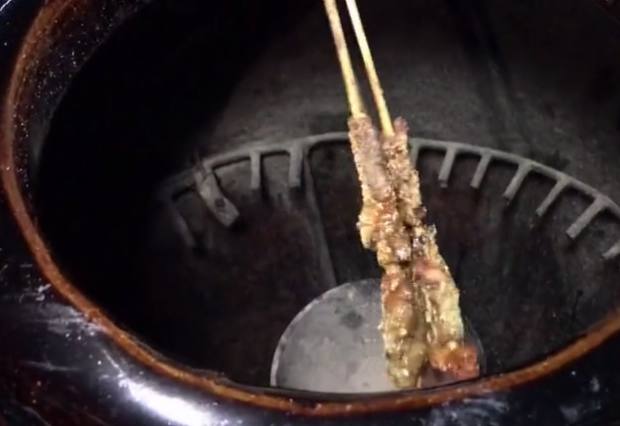 52岁大叔在街上做的手工,56岁大叔走街串巷卖小吃20年