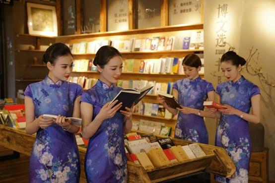 美丽空姐、微笑服务、民族服饰，最具特色航空公司：昆明航空