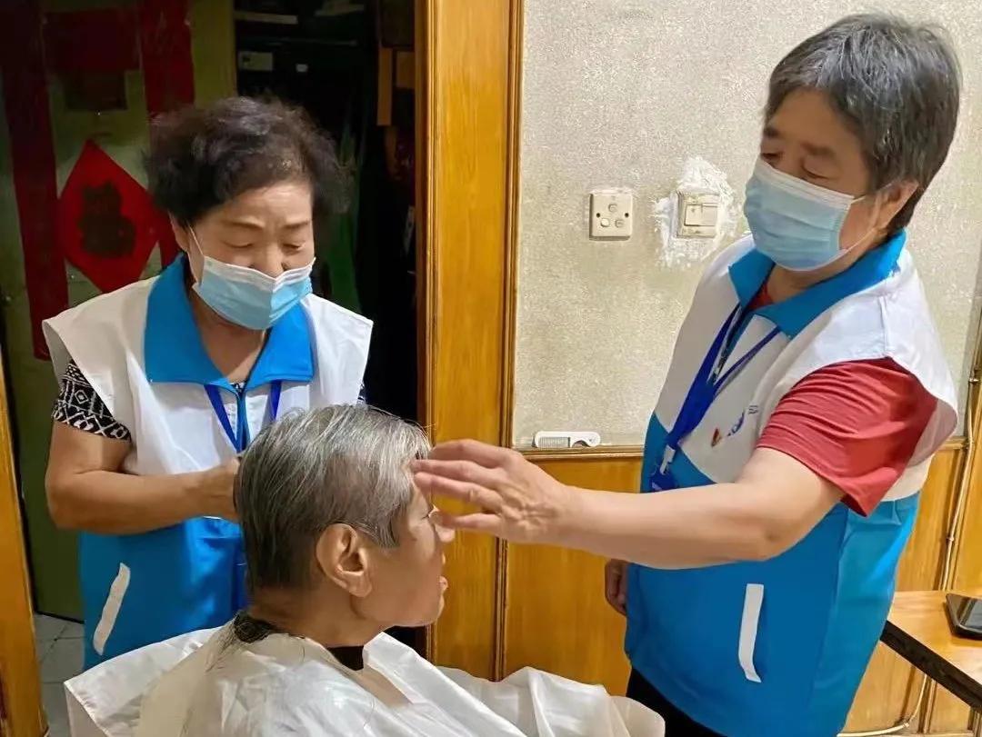 我为群众办实事维修自来水管道,修缮路灯办实事点亮居民放心路