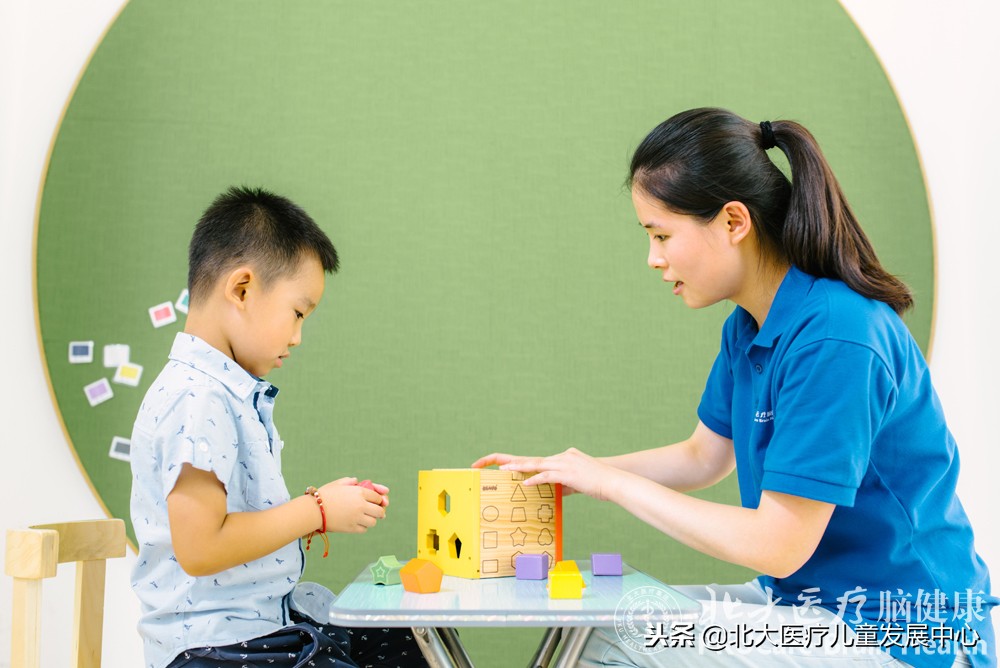 用如何电视录像法治疗孤独症儿童的社会智力