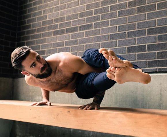 男士瑜伽展示力量,男士练瑜伽帅呆了