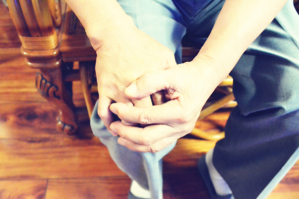 年轻人髋关节骨折应该怎样治疗,髋关节骨折保守治疗死亡率