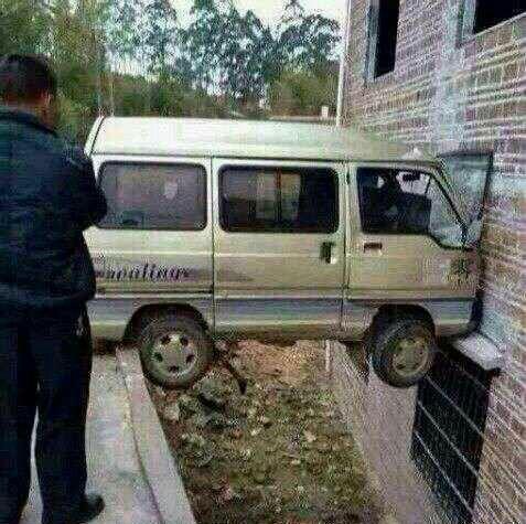 “兄弟睡觉压得胳膊都变色了，要不要叫醒他？”醒来一定很酸爽