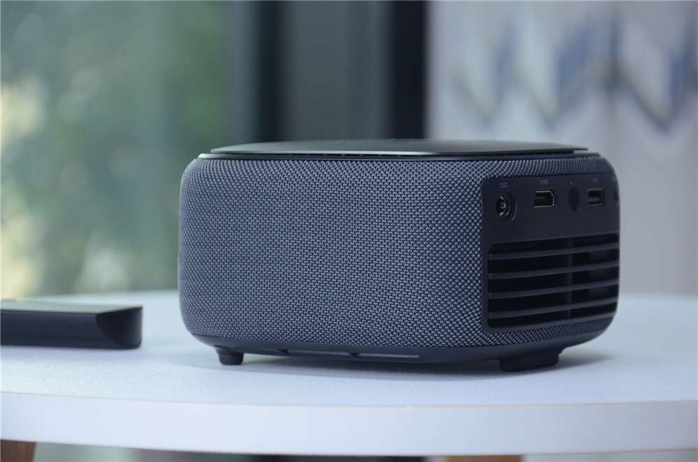 把家用投影仪放到电影院里投影,微果投影仪家用