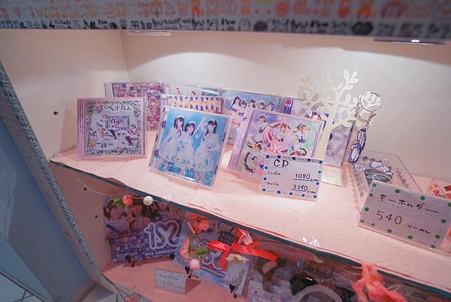 实拍日本大阪“女仆店”，满满可爱风，美少女跪在地上为客人服务