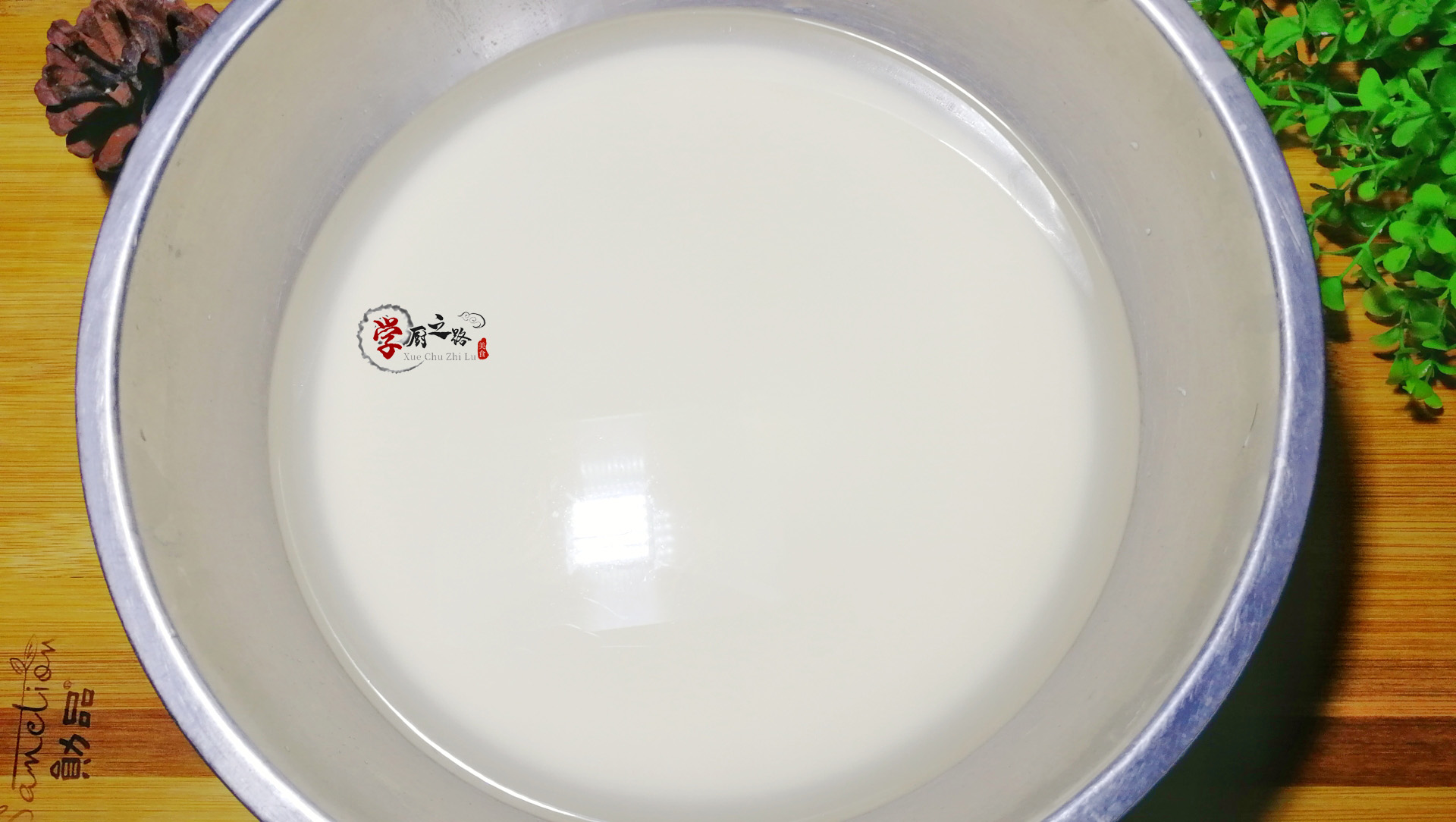 凉皮开裂沾箩不劲道？看60岁凉皮摊主如何操作，丝滑劲道一揭就掉