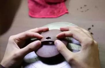 紫砂壶价格大跌原因有哪些呢,怎么估算紫砂壶价格多少钱一个呢