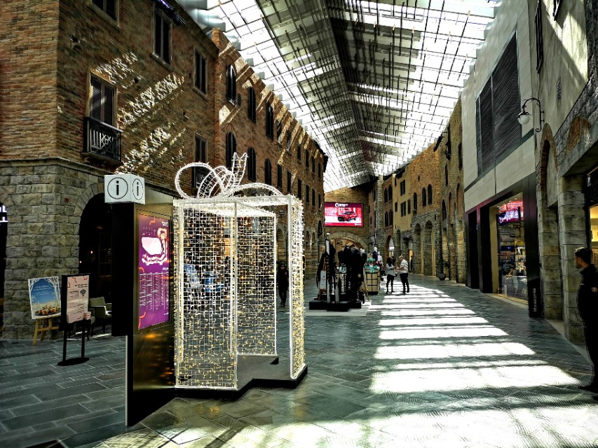 在路上vanlife,迪拜购物嘉年华