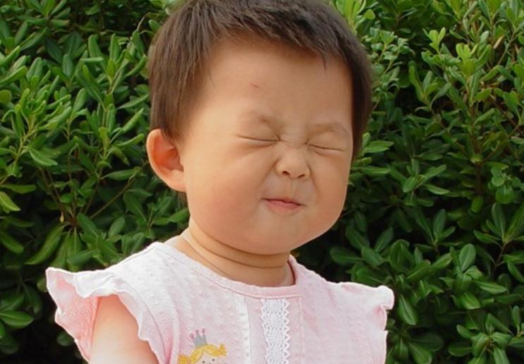 宝宝老是眨眼是散光吗,宝宝故意眨眼睛